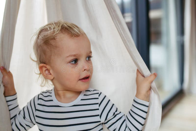 Bekvämt barn som leker med hud och söker. royaltyfri bild
