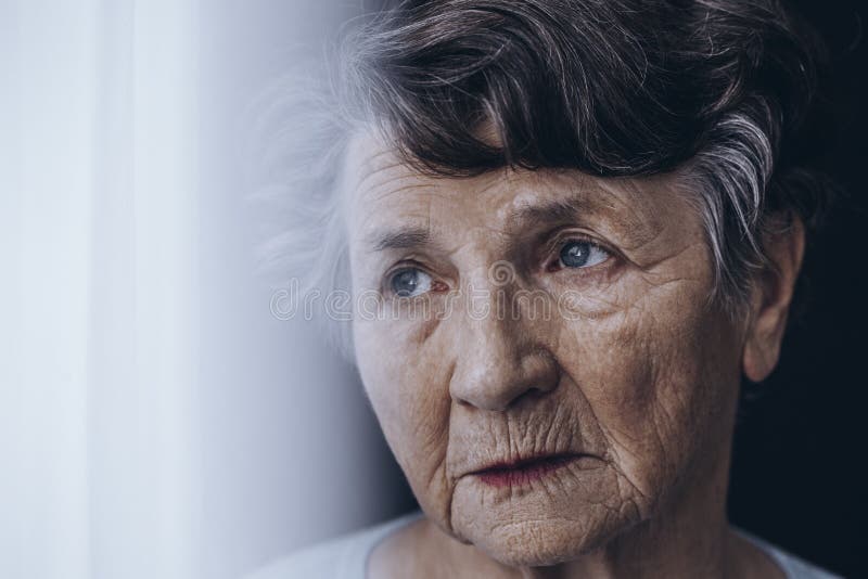 Bekymrad framsida för ` s för gammal kvinna royaltyfri fotografi Bekymrad framsida för ` s för gammal kvinna royaltyfri fotografi