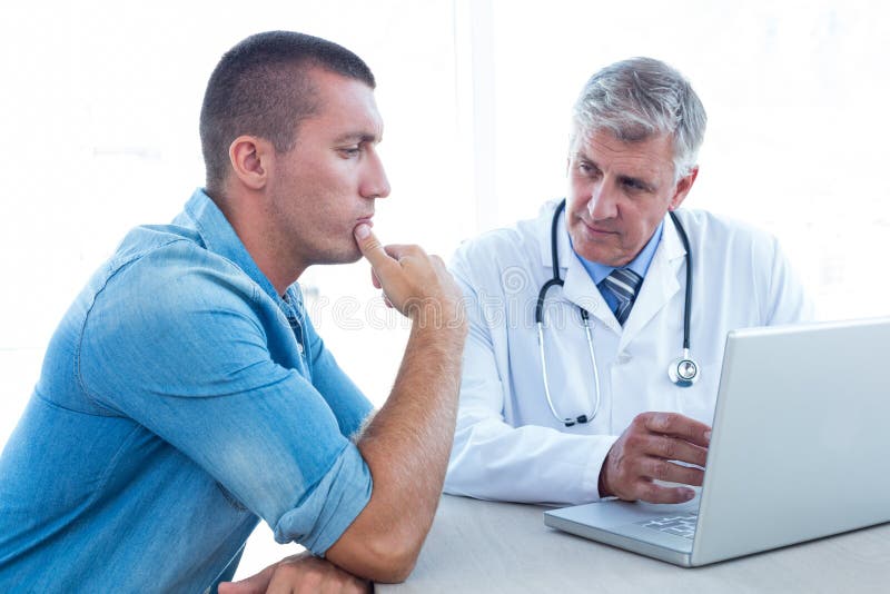 Bekymrad patient med hans doktor royaltyfria foton Bekymrad patient med hans doktor royaltyfria foton