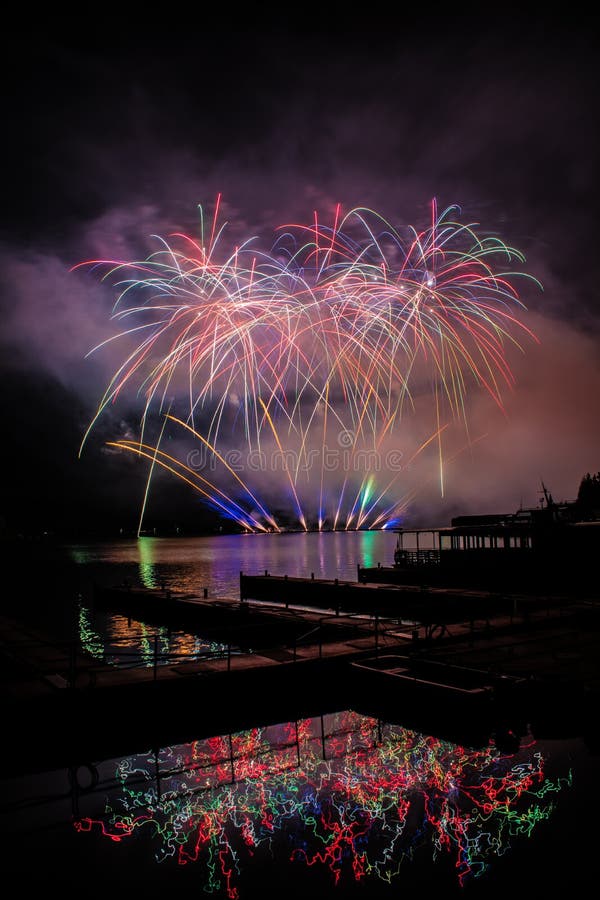 Bel affichage coloré de feux d'artifice sur des feux d'artifice de célébration de nuit de célébration au-dessus de la rivière ave photo libre de droits Bel affichage coloré de feux d'artifice sur des feux d'artifice de célébration de nuit de célébration au-dessus de la rivière ave photo libre de droits