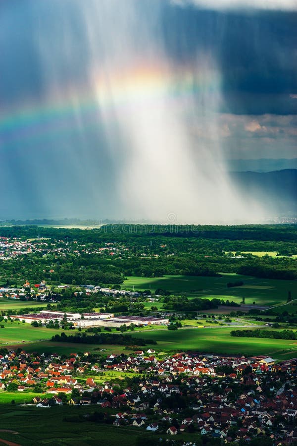 Bel arc-en-ciel avec les nuages pluvieux, vue colorée d'été photographie stock Bel arc-en-ciel avec les nuages pluvieux, vue colorée d'été photographie stock