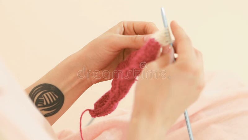 Bel enregistrement vidéo de processus de tricotage léger La belle femme remet tenir des aiguilles et l'embrouillement de tricotag