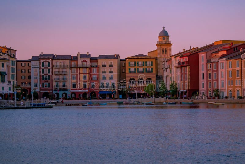Bel h?tel de Portofino d'Italien, avec les villages et les bateaux de p?che color?s dans peu de port de baie ? la r?gion 3 d'Univ photos stock Bel h?tel de Portofino d'Italien, avec les villages et les bateaux de p?che color?s dans peu de port de baie ? la r?gion 3 d'Univ photos stock