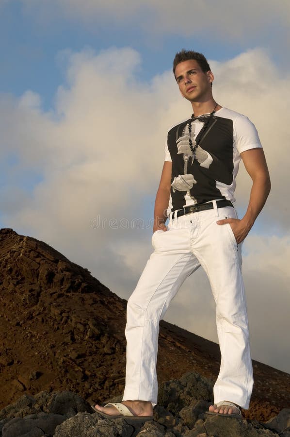 Bel homme avec les pantalons blancs photo stock Bel homme avec les pantalons blancs photo stock