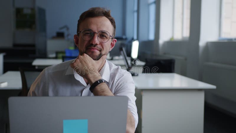 Bel homme fait son travail en ligne clips vidéos