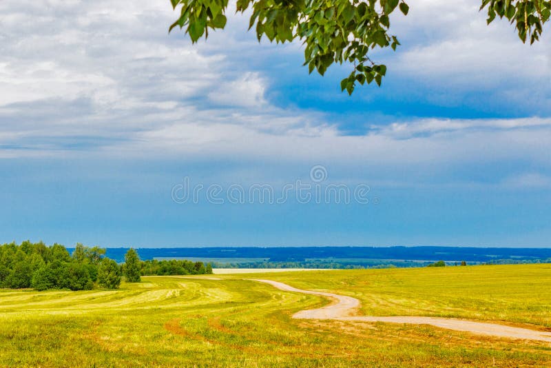 Download Bel Horizon De Gisement De Saleté De Cumulus De Nuages Au-dessus De Route Image stock - Image du jour, nature: 76082725