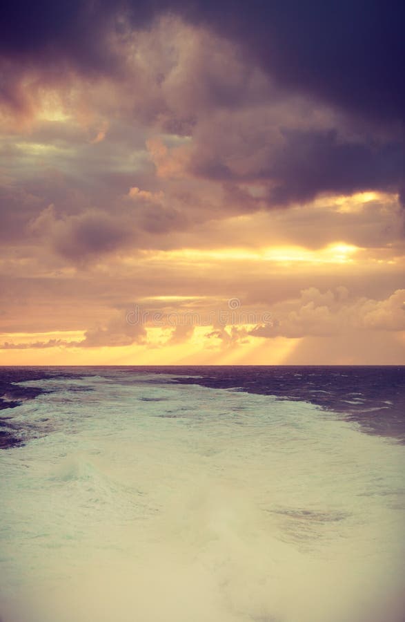Bel horizontal de mer pendant le coucher du soleil images libres de droits Bel horizontal de mer pendant le coucher du soleil images libres de droits