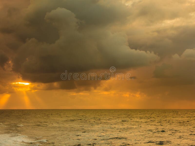 Bel horizontal de mer pendant le coucher du soleil image stock Bel horizontal de mer pendant le coucher du soleil image stock