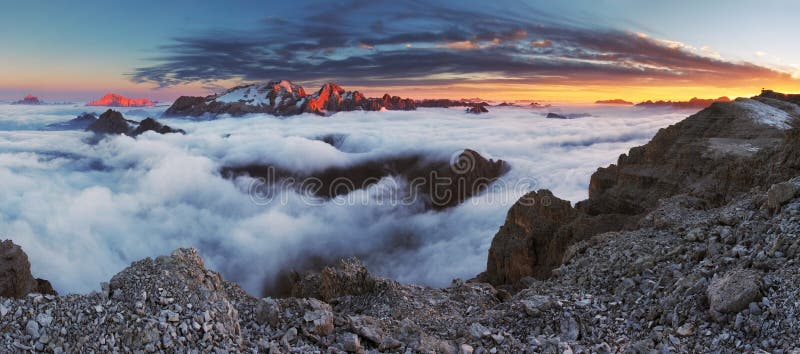 Bel horizontal de source dans les montagnes Coucher du soleil - Italie Dolo image stock Bel horizontal de source dans les montagnes Coucher du soleil - Italie Dolo image stock