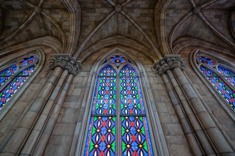 Bel hublot en verre souillé vitrail coloré plombé dans une église photographie stock Bel hublot en verre souillé vitrail coloré plombé dans une église photographie stock