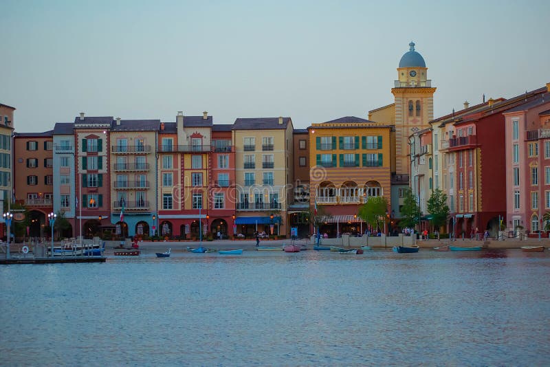 Bel hôtel de Portofino d'Italien, avec les villages et les bateaux de pêche colorés dans peu de port de baie à la région 1 d'Univ photo stock Bel hôtel de Portofino d'Italien, avec les villages et les bateaux de pêche colorés dans peu de port de baie à la région 1 d'Univ photo stock