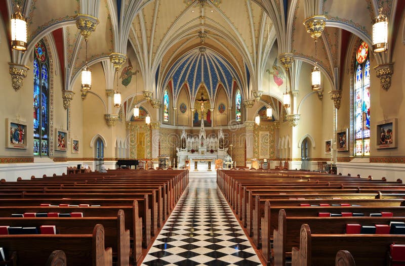 Bel intérieur d'église catholique