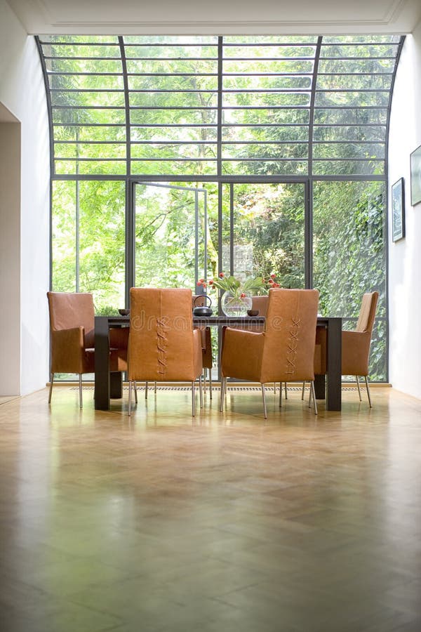 Bel intérieur de cuisine dans la nouvelle maison de luxe : Tableau de salle à manger images stock Bel intérieur de cuisine dans la nouvelle maison de luxe : Tableau de salle à manger images stock