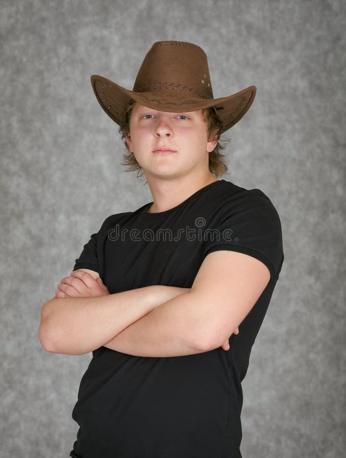 Bel jeune homme sérieux dans le chapeau de cowboy photos stock Bel jeune homme sérieux dans le chapeau de cowboy photos stock