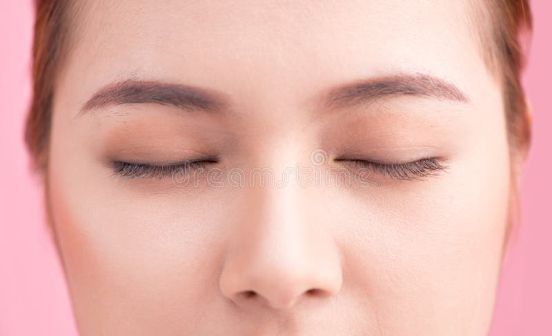 Bel oeil asiatique de femme avec de longs cils d'isolement sur b rose photo libre de droits Bel oeil asiatique de femme avec de longs cils d'isolement sur b rose photo libre de droits