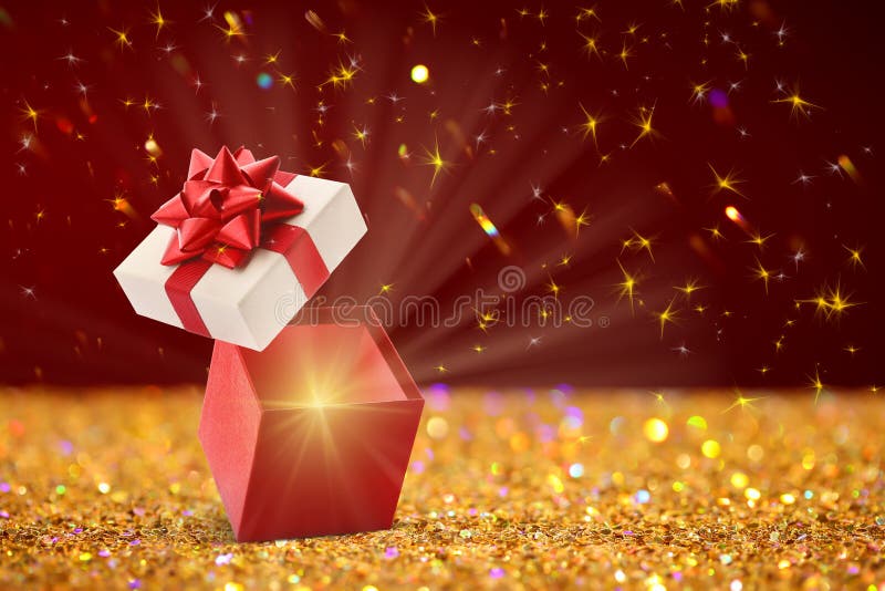 Linda caixa de presente de Natal com luz mágica foto de stock