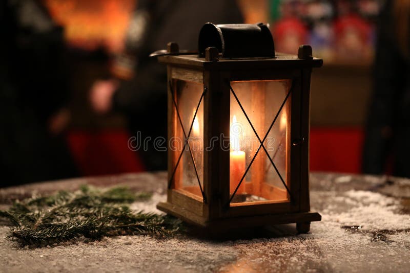 Bela cena de natal com uma velha lanterna imagem de stock