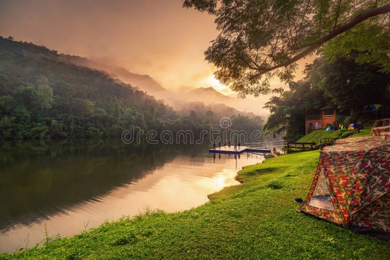 Bela cena natural do Parque Nacional e Camping Riverside no Sunrise, Paisagem Natureza Vista de Campismo à Luz Solar da Manhã fotos de stock royalty free Bela cena natural do Parque Nacional e Camping Riverside no Sunrise, Paisagem Natureza Vista de Campismo à Luz Solar da Manhã fotos de stock royalty free