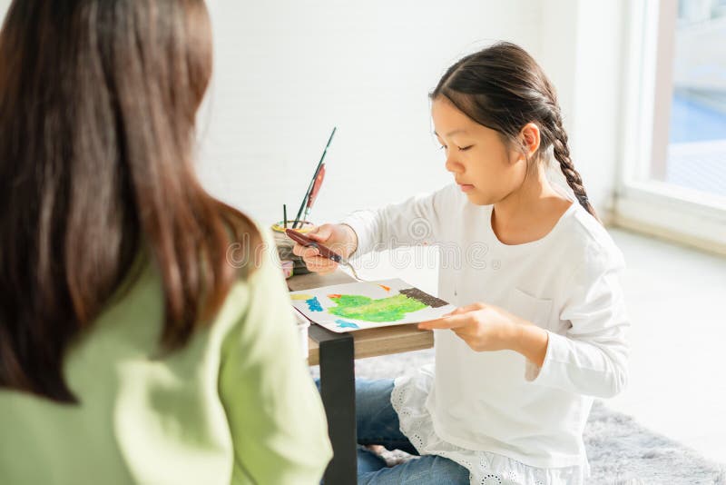 Foto Caucasiana bela jovem professora ensinando arte para crianças