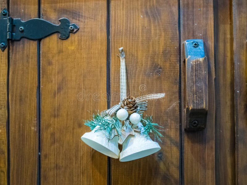 Bela decoração de natal em uma porta de madeira imagem de stock