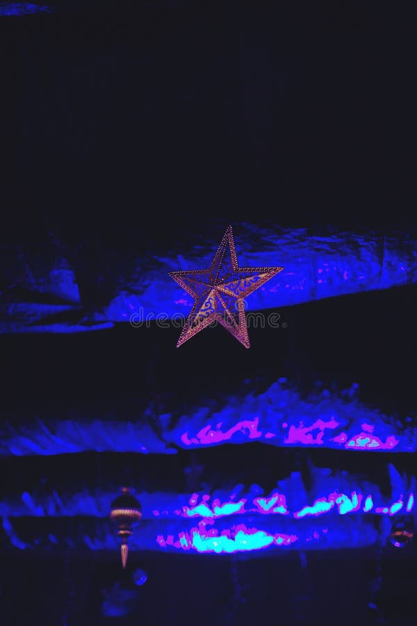 Bela estrela de natal pendurada no teto fotos de stock royalty free