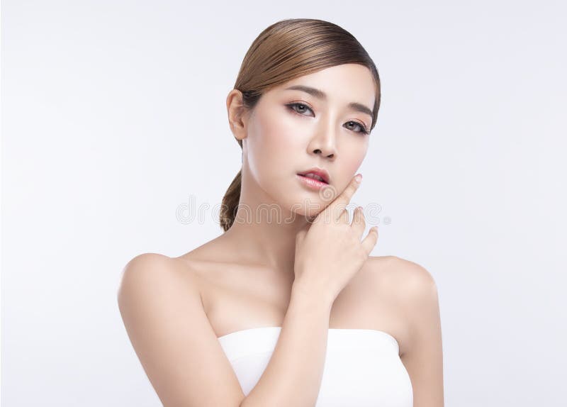 Bela jovem asiática com pele facial perfeita Gestos para tratamento publicitário spa e cosmetologia
