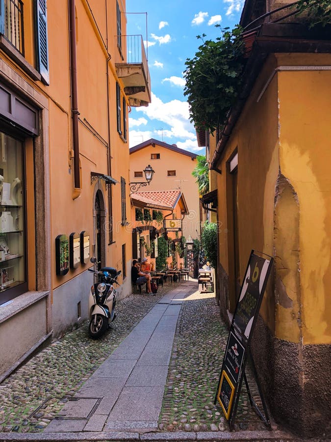 fachadas escuras de casas na rua estreita em roma 12256485 Foto de stock no  Vecteezy