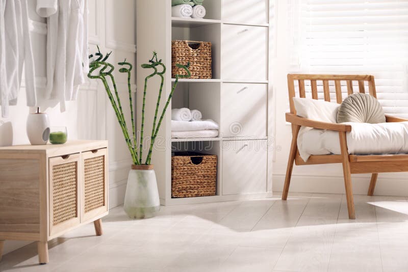 Bela sala interior com bambu e mobiliário fotografia de stock royalty free
