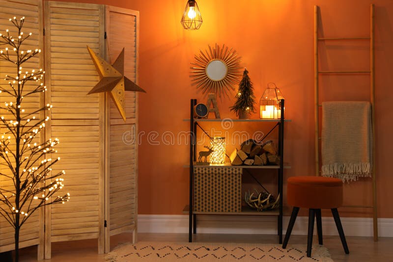 Bela sala interior com decoração de natal na prateleira fotografia de stock royalty free