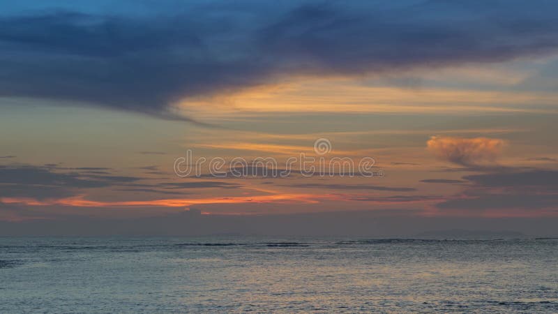 Bela vista de paisagem colorida no mar com céu nublado