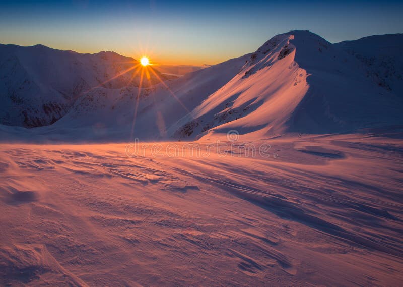 Duas Pessoas Caminhando Num Dia De Inverno Com Neve E Sol Cheio