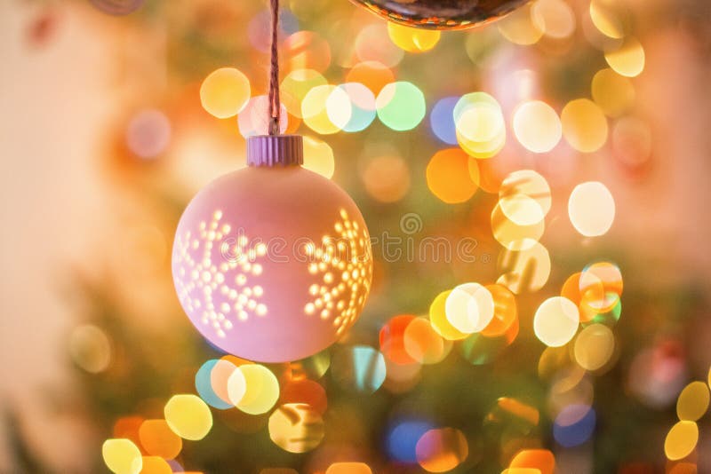 Linda árvore de Natal e luzes fotografia de stock