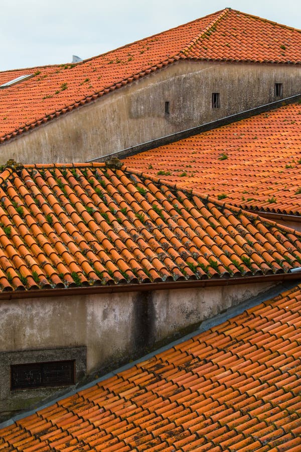 Belade med tegel tak av gamla hus i Porto, Portugal arkitektur arkivfoto Belade med tegel tak av gamla hus i Porto, Portugal arkitektur arkivfoto