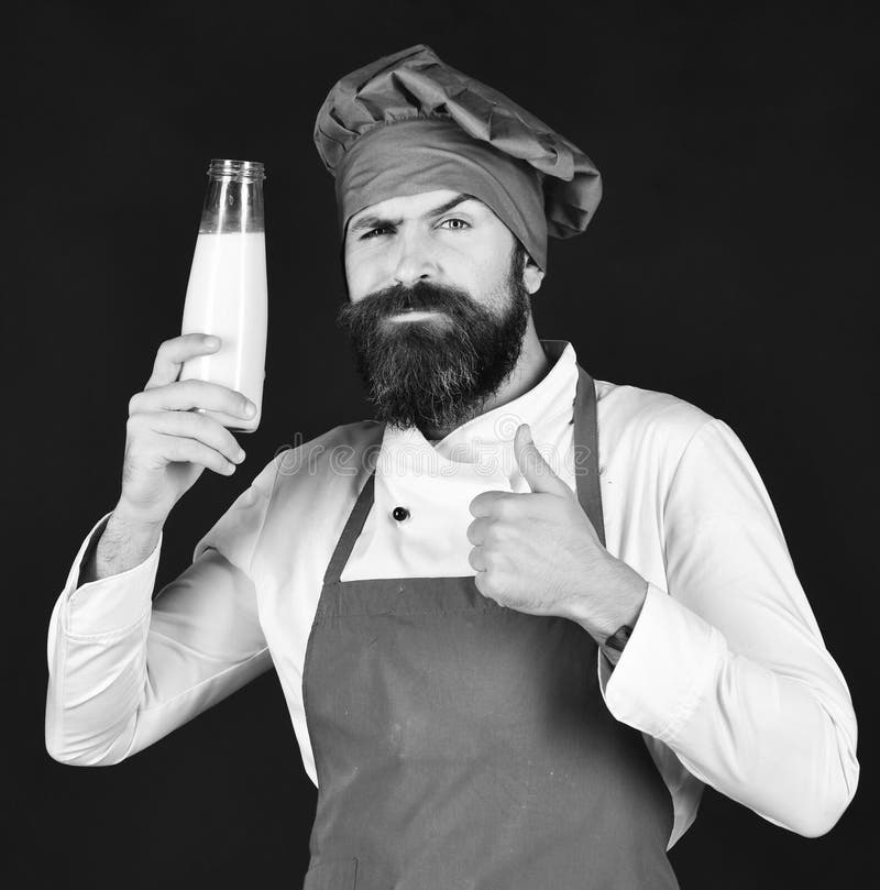 Belangrijkste kooktoestel of chef-kok Chef-kok met milkshake of yoghurt Kok met zeker gezicht stock afbeelding Belangrijkste kooktoestel of chef-kok Chef-kok met milkshake of yoghurt Kok met zeker gezicht stock afbeelding