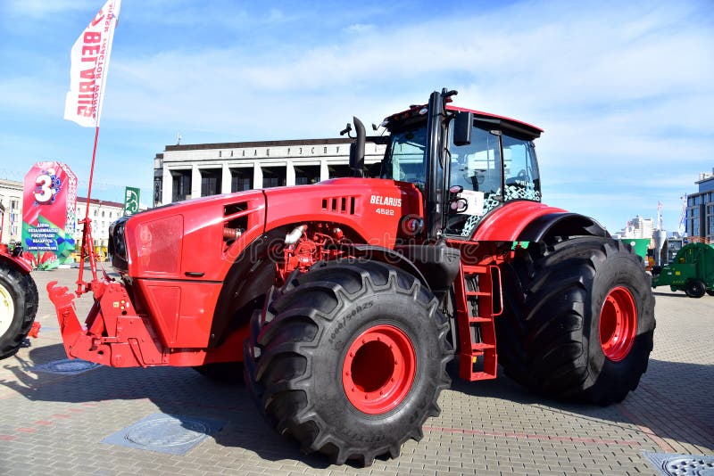 Mit dem neuen Jahr Lichter von einem Traktor auf einer Straße im Winter,  Technik, Beleuchtung, feierlichen VASALEMMA, BELARUS - 03.01.19  eingerichtet Stockfotografie - Alamy