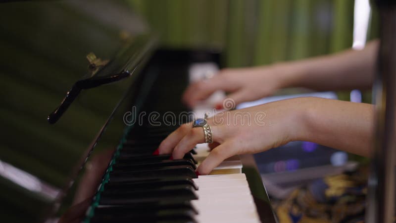 Belas mãos de mulheres tocando as teclas de piano filme