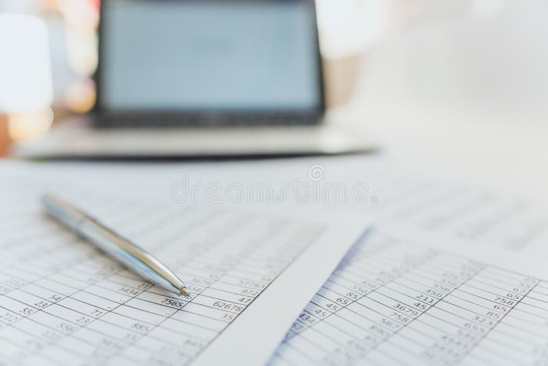 Belastingen en boekhouding Samenvattende tabel Pen en notitieboekje op documenten met berekeningen stock afbeelding Belastingen en boekhouding Samenvattende tabel Pen en notitieboekje op documenten met berekeningen stock afbeelding