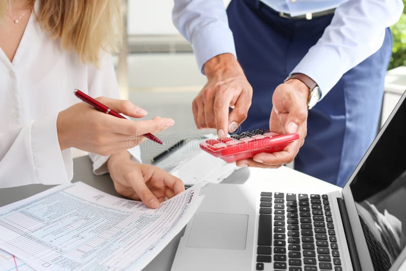 Belastingsaccountants die met documenten werken stock foto's Belastingsaccountants die met documenten werken stock foto's