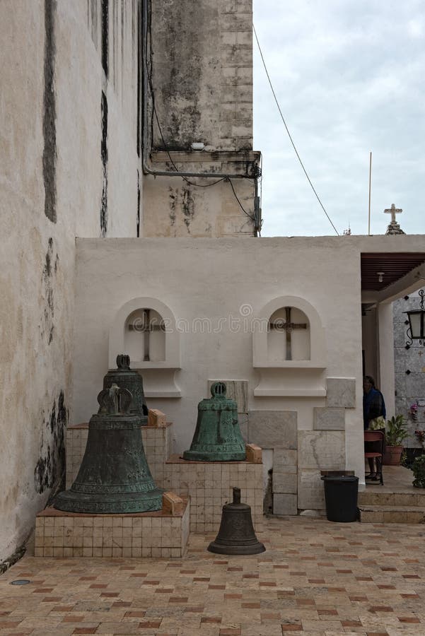 Belces en el jardín de la catedral San Francisco de Campeche con el museo, México fotografía de archivo libre de regalías