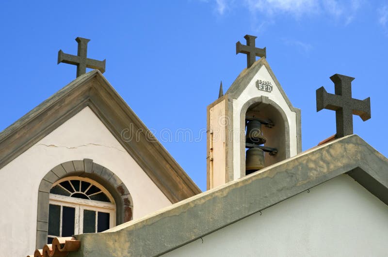 Belces y cruces encima de poca capilla de Madeira foto de archivo libre de regalías Belces y cruces encima de poca capilla de Madeira foto de archivo libre de regalías