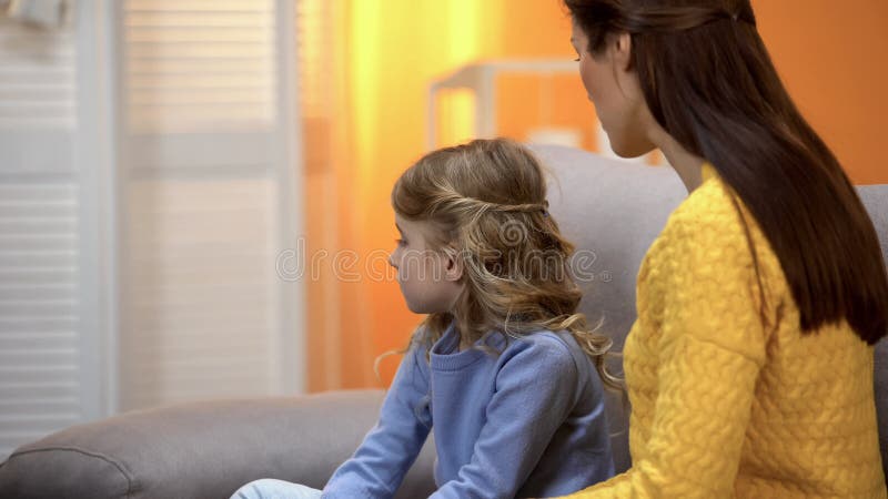 Beledigd die meisje vanaf moeder, mamma berispende dochter voor slecht gedrag wordt gedraaid royalty-vrije stock fotografie Beledigd die meisje vanaf moeder, mamma berispende dochter voor slecht gedrag wordt gedraaid royalty-vrije stock fotografie