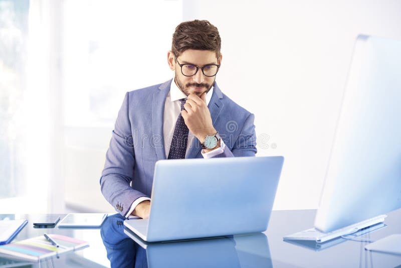Beleggingsadviseurzakenman die terwijl het zitten vooraan o denken royalty-vrije stock afbeelding Beleggingsadviseurzakenman die terwijl het zitten vooraan o denken royalty-vrije stock afbeelding