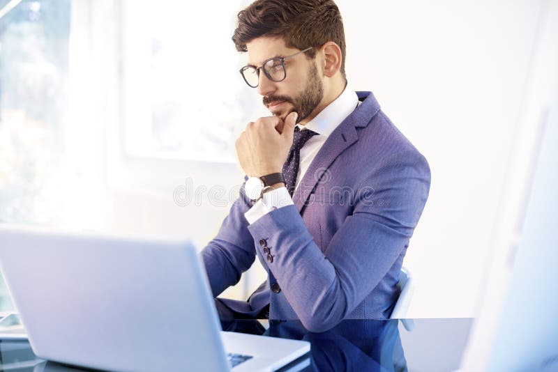 Beleggingsadviseurzakenman die terwijl het zitten vooraan o denken stock foto's Beleggingsadviseurzakenman die terwijl het zitten vooraan o denken stock foto's