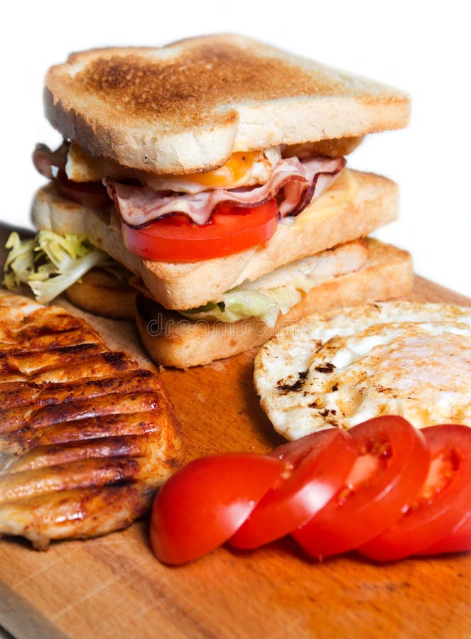 BELEGTES BROT MIT HÜHNERFLEISCH lizenzfreie stockfotos BELEGTES BROT MIT HÜHNERFLEISCH lizenzfreie stockfotos