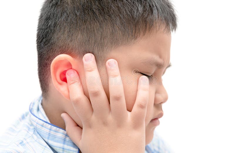 Beleibter fetter Junge, der sein schmerzliches Ohr lokalisiert berührt stockbild Beleibter fetter Junge, der sein schmerzliches Ohr lokalisiert berührt stockbild