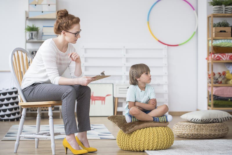 Beleidigter Junge und Lehrer stockfoto Beleidigter Junge und Lehrer stockfoto