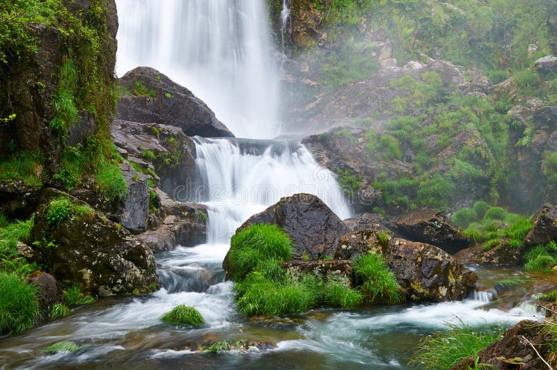 Belelle-Fluss Wasserfall. NEDA, ein Coruña, Spanien lizenzfreies stockfoto