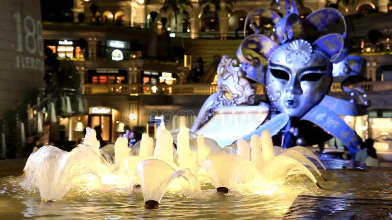 Beleuchteter Brunnen mit venetianischer Maske