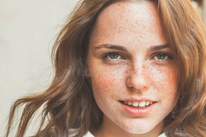 Beleza ao ar livre Retrato da mulher nova e feliz de sorriso com sardas imagens de stock royalty free Beleza ao ar livre Retrato da mulher nova e feliz de sorriso com sardas imagens de stock royalty free