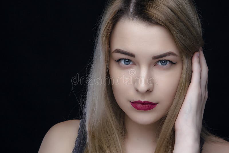 A beleza, compõem e o conceito dos povos - jovem mulher de riso feliz com batom vermelho sobre o fundo branco fotos de stock royalty free A beleza, compõem e o conceito dos povos - jovem mulher de riso feliz com batom vermelho sobre o fundo branco fotos de stock royalty free